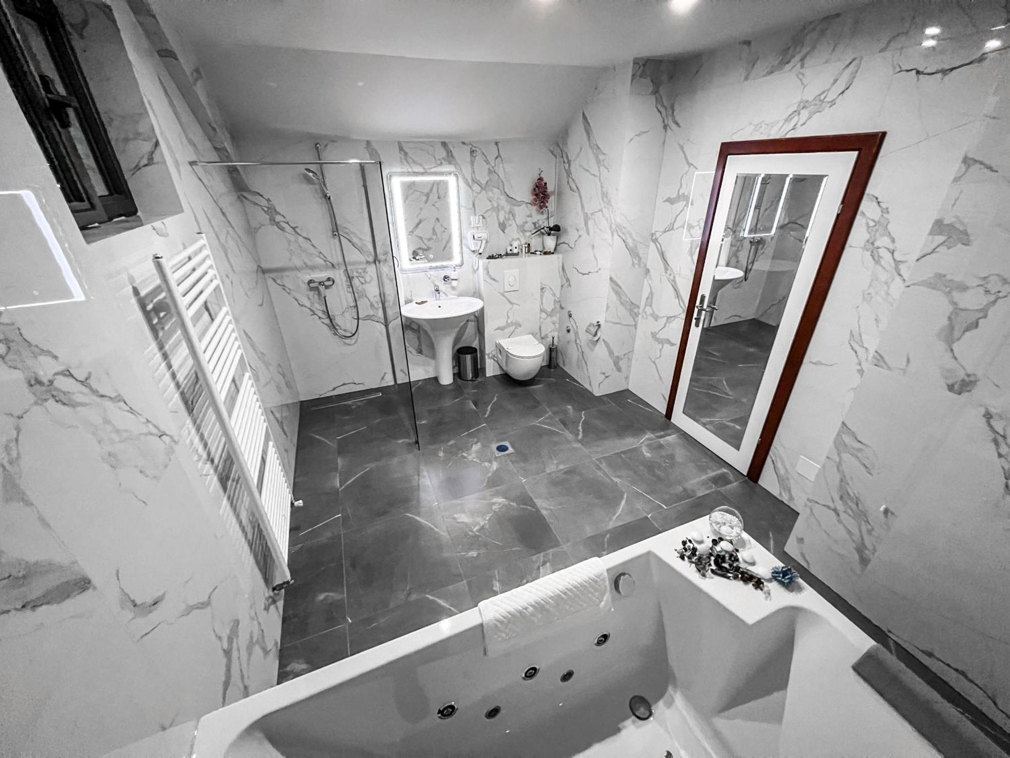 Hotel Laktasi Bagian luar foto