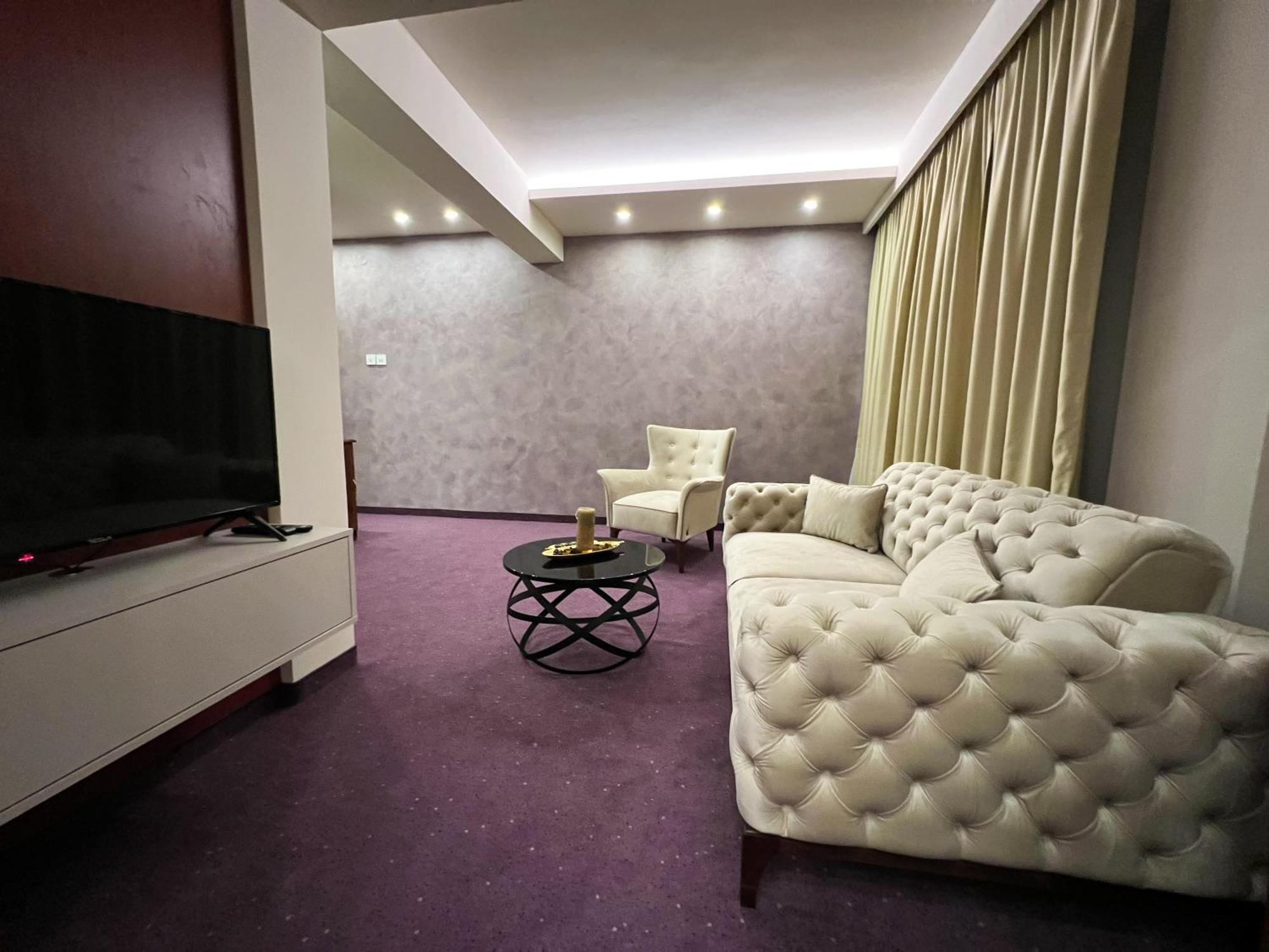 Hotel Laktasi Bagian luar foto
